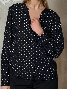 Wiskozowa koszula w grochy - Inny. Koszule Sinsay, l, bez wzorów, z wiskozy, bez kołnierzyka, bez ramiączek. Za 29,99 zł.