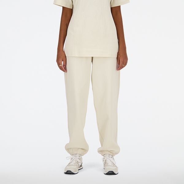Spodnie damskie New Balance WP41513LIN – beżowe. Brązowe spodnie dresowe New Balance, bez wzorów, z bawełny, z podwyższonym stanem. Za 379,99 zł.