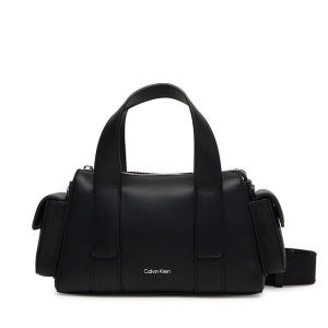 Torebka Calvin Klein. Czarne torebki klasyczne Calvin Klein, bez wzorów, bez dodatków. Za 489,99 zł.