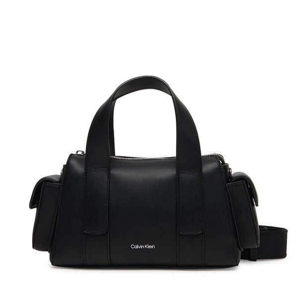 Torebka Calvin Klein. Czarne torebki klasyczne Calvin Klein, bez wzorów, bez dodatków. Za 489,99 zł.