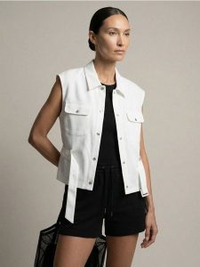 Koszula bez rękawów z wiskozą i domieszką lnu - biały. Białe koszule Sinsay, l, bez wzorów, z wiskozy, bez kołnierzyka, bez ramiączek. Za 49,99 zł.