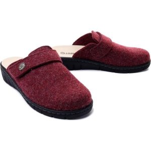 DR. BRINKMANN 700081-41 bordeaux, kapcie/klapki damskie. Czerwone kapcie Dr. Brinkmann, bez wzorów, z materiału. Za 242,17 zł.