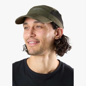 Czapka z daszkiem Wędrówki unisex Swedemount Lofoten Packable Cap szybkoschnąca. Zielone czapki SWEDEMOUNT, bez wzorów, sportowe. Za 79,99 zł.