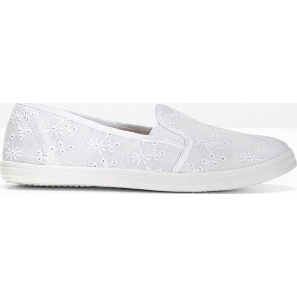 Buty wsuwane. Białe balerinki bonprix, bez wzorów, bez obcasa, bez zapięcia. Za 74,99 zł.