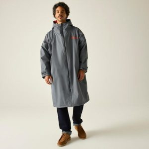 Wodoodporny szlafrok do przewijania dla dorosłych unisex. Niebieskie szlafroki Regatta, bez wzorów, bez kaptura. Za 329,99 zł.