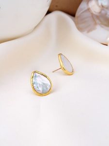 L'Atelier de Gaia Pozłacane kolczyki-wkrętki z masą perłową rozmiar: onesize. Białe kolczyki L'Atelier de Gaia, z perłą, pozłacane. Za 79,03 zł.