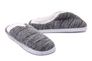 AXIM 7P24080 szary, kapcie damskie. Szare kapcie Axim, bez wzorów. Za 34,99 zł.