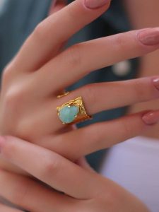 Pierres delicates Pozłacany pierścionek z amazonitem rozmiar: onesize. Niebieskie pierścionki Pierres delicates, pozłacane. Za 34,99 zł.