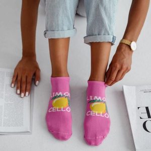 Różowe stopki damskie limoncello 1219. Czerwone skarpetki Milena, bez wzorów, z bawełny. Za 14,90 zł.