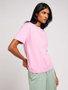LEE DAMSKA KOSZULKA LEE RELAXED CREW TEE SUGAR LILAC 112350207. Bluzki Lee, xs, bez wzorów, bez kołnierzyka, bez ramiączek. Za 89,99 zł.