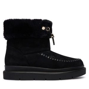 Śniegowce Guess. Czarne buty zimowe Guess, bez obcasa, bez zapięcia. Za 714,99 zł.