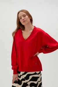 Gładka bluza z dekoltem w serek czerwona. Czerwone bluzy MOODO, l, bez wzorów, z bawełny, bez kaptura. W wyprzedaży za 69,99 zł.