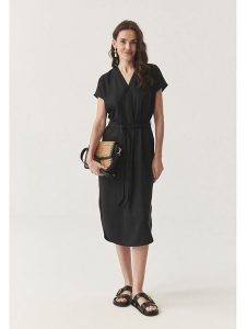 TATUUM Sukienka w kolorze czarnym rozmiar: 38. Czarne sukienki Tatuum, na co dzień, bez wzorów, z lyocellu, bez kołnierzyka, bez ramiączek, midi, proste. Za 235,50 zł.