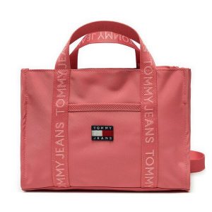 Torebka Tommy Jeans. Czerwone torebki klasyczne Tommy Jeans, bez wzorów, z jeansu, bez dodatków. Za 179,99 zł.