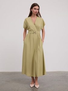 BGN Sukienka w kolorze khaki rozmiar: 38. Brązowe sukienki BGN, na imprezę, bez wzorów, z tkaniny, bez kołnierzyka, bez ramiączek, maxi. Za 100,99 zł.