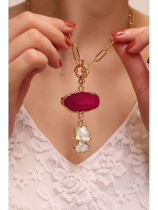 L'Atelier de Gaia Pozłacany naszyjnik z zawieszką - dł. 50 cm rozmiar: onesize. Czerwone naszyjniki L'Atelier de Gaia, z agatem, pozłacane. Za 69,99 zł.