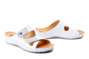 DR. BRINKMANN 700517-03 weiss, klapki profilaktyczne damskie. Białe klapki Dr. Brinkmann, bez wzorów, ze skóry, bez obcasa. Za 279,92 zł.