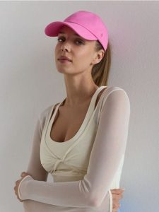 Czapka z daszkiem - intensywny róż. Czerwone czapki Reserved, bez wzorów. Za 59,99 zł.