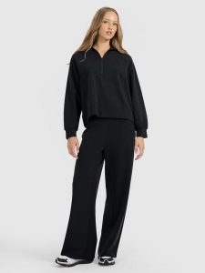 4F Spodnie dresowe z szerokimi nogawkami z modalem damskie - czarne XL. Czarne spodnie dresowe 4f, xl, bez wzorów, z dresówki. Za 189,99 zł.
