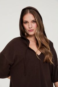 Bluza z kapturem i krótkimi rękawami brązowa. Brązowe bluzy MOODO, l, bez wzorów, z bawełny, z kapturem. Za 99,99 zł.