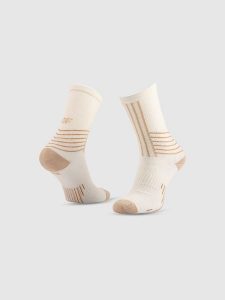 4F Skarpetki trekkingowe długie damskie - beżowe 39-42. Brązowe skarpetki 4f, bez wzorów, z wełny. Za 49,99 zł.