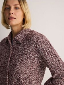 Tweedowa marynarka z kieszeniami - mahoniowy. Brązowe marynarki i żakiety Reserved, l, bez wzorów, z dzianiny. W wyprzedaży za 159,99 zł.