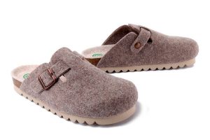 DR. BRINKMANN 320199-08 beige, kapcie damskie. Brązowe kapcie Dr. Brinkmann, bez wzorów. Za 239,90 zł.