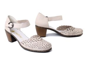 RIEKER 40902-60 beige, czółenka damskie. Brązowe czółenka Rieker, w ażurowe wzory, z gumy, bez obcasa, na obcasie, bez zapięcia. Za 299,90 zł.