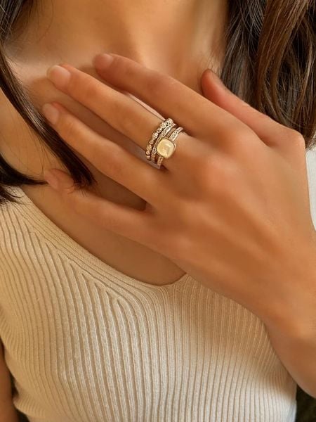 Les Petites Précieuses Srebrny pierścionek z cyrkoniami i masą perłową rozmiar: 52. Szare pierścionki Les Petites Précieuses, z cyrkonią, srebrne. Za 282,99 zł.