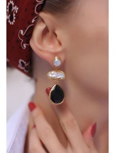 L'Atelier de Gaia Pozłacane kolczyki z kamieniami szlachetnymi rozmiar: onesize. Białe kolczyki L'Atelier de Gaia, z perłą, pozłacane. Za 82,99 zł.