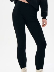 Prążkowane legginsy z gumką w pasie - czarny. Czarne legginsy Sinsay, bez wzorów, prążkowane. Za 29,99 zł.