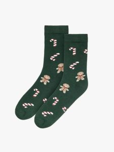 Zielone bawełniane skarpety ze świątecznym motywem. Zielone skarpetki Ryłko, bez wzorów, z bawełny. Za 24,99 zł.