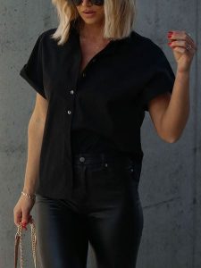 Milan Kiss Bluzka w kolorze czarnym rozmiar: M. Czarne bluzki Milan Kiss, m, bez wzorów, z bawełny, bez kołnierzyka, bez ramiączek. Za 153,71 zł.