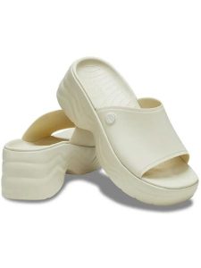 Crocs Klapki "Skyline" w kolorze kremowym rozmiar: 38/39. Brązowe klapki Crocs, bez wzorów, z otwartym noskiem, bez obcasa. Za 215,21 zł.