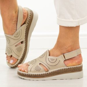 Beżowe skórzane sandały damskie na koturnie S.Barski 5916. Brązowe sandały S.BARSKI, bez wzorów, z jeansu, bez obcasa, na koturnie, bez zapięcia. Za 249,00 zł.