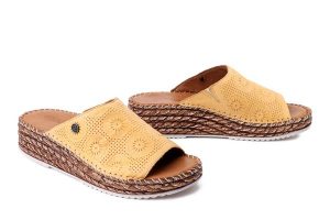 MANITU 900185-06 gelb, klapki damskie. Żółte klapki Manitu, bez wzorów, ze skóry, bez obcasa. Za 229,42 zł.