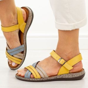 Żółto niebieskie skórzane sandały damskie T.Sokolski 910. Żółte sandały Sokolski, bez wzorów, z jeansu, bez obcasa, na płaskiej podeszwie, bez zapięcia. Za 239,00 zł.