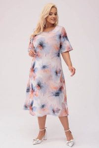 Trapezowa sukienka Felipa w pastelowe kwiaty MIDI PLUS SIZE XXL OVERSIZE WIOSNA. Niebieskie sukienki Moda Size Plus Iwanek, na co dzień, na wiosnę, plus size, bez wzorów, z elastanu, eleganckie, bez kołnierzyka, plus size, bez ramiączek, midi, dopasowane. W wyprzedaży za 99,90 zł.