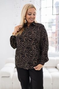 Elegancka czarna koszula Violet we wzór listków PLUS SIZE XXL. Czarne koszule Nasi partnerzy, plus size, bez wzorów, z materiału, bez kołnierzyka, plus size, bez ramiączek. Za 199,90 zł.