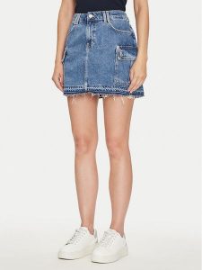 Guess Spódnica jeansowa W4YD52 D5B65 Niebieski Regular Fit. Niebieskie spódnice Guess, z aplikacjami, z bawełny. Za 239,99 zł.