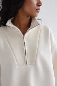 Bluza damska z zamkiem na dekolcie w kolorze LIGHT BEIGE- CLERMONT-UNI. Brązowe bluzy Marsala, bez wzorów, z bawełny. Za 319,90 zł.