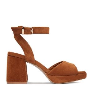 Sandały DeeZee. Brązowe sandały DeeZee, bez wzorów, bez obcasa, na słupku, bez zapięcia. Za 139,99 zł.