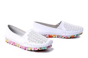 ARTIKER RELAKS 58C0581 biały, półbuty damskie. Białe półbuty Artiker Relaks, na lato, w ażurowe wzory, ze skóry, bez obcasa, bez zapięcia. Za 148,67 zł.