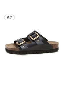 Teegu Skórzane klapki w kolorze czarnym rozmiar: 41. Czarne klapki teegu, bez wzorów, z otwartym noskiem, bez obcasa. Za 195,99 zł.