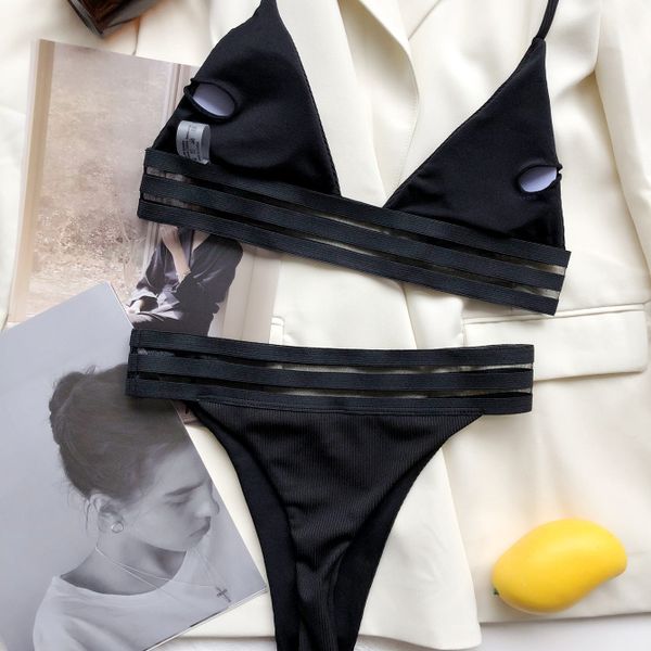 Strój kąpielowy damski w paski na plażę Phelia. Czarne stroje jednoczęściowe Intica, bez wzorów, z materiału. Za 139,00 zł.