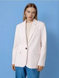 Klasyczna gładka jednorzędowa marynarka z domieszką wiskozy - kremowy. Białe marynarki i żakiety Sinsay, l, bez wzorów, z wiskozy, klasyczne. Za 79,99 zł.