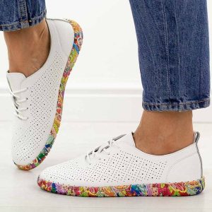 Białe skórzane półbuty damskie Sergio Leone Sp007. Białe półbuty Sergio Leone, na jesień, bez wzorów, z jeansu, z okrągłym noskiem, bez obcasa, na płaskiej podeszwie, bez zapięcia. Za 209,00 zł.