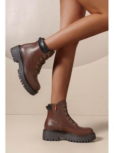 C'M Botki w kolorze brązowym rozmiar: 39. Brązowe botki C'M, bez wzorów, bez obcasa, bez zapięcia. Za 152,99 zł.