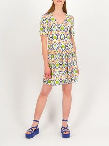 Blutsgeschwister Sukienka "Summer Ease Cache" w kolorze białym ze wzorem rozmiar: XL. Białe sukienki Blutsgeschwister, na co dzień, s, bez wzorów, z wiskozy, klasyczne, bez kołnierzyka, bez ramiączek, mini, proste. Za 131,74 zł.