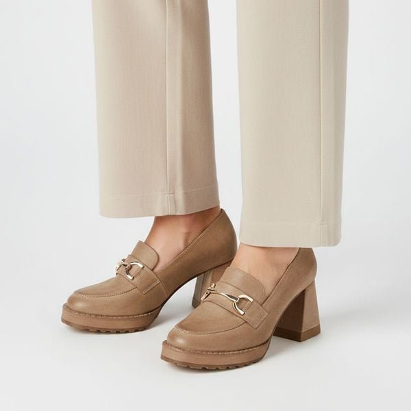 Półbuty damskie Armodo, cholewka ze skóry naturalnej stabilnym słupkowym obcasie z ozdobną klamrą i masywną podeszwą łączą elegancki styl z wygodą na. Brązowe półbuty Armodo, z aplikacjami, z jeansu, bez obcasa, na obcasie, bez zapięcia. Za 422,90 zł.